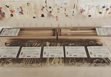 डिस्पोजेबल चाकू कांटा और चम्मच सेट इश्यू पीएलए पैकेज्ड टेकअवे डिग्रेडेबल सीप्लेए कटलरी के साथ 10